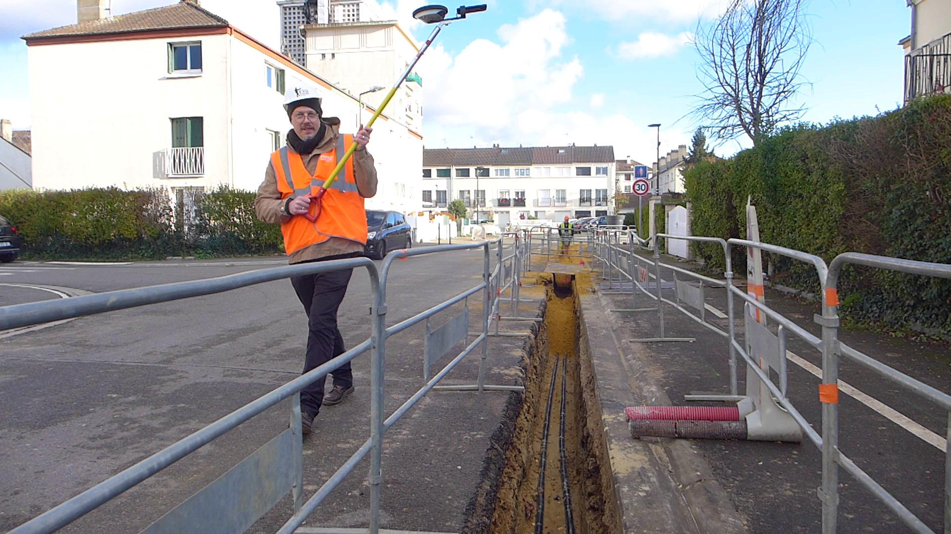 FOUILLES 3D : Un chef de chantier géoréférence une tranchée comportant des réseaux électriques avec FOUILLES 3D
