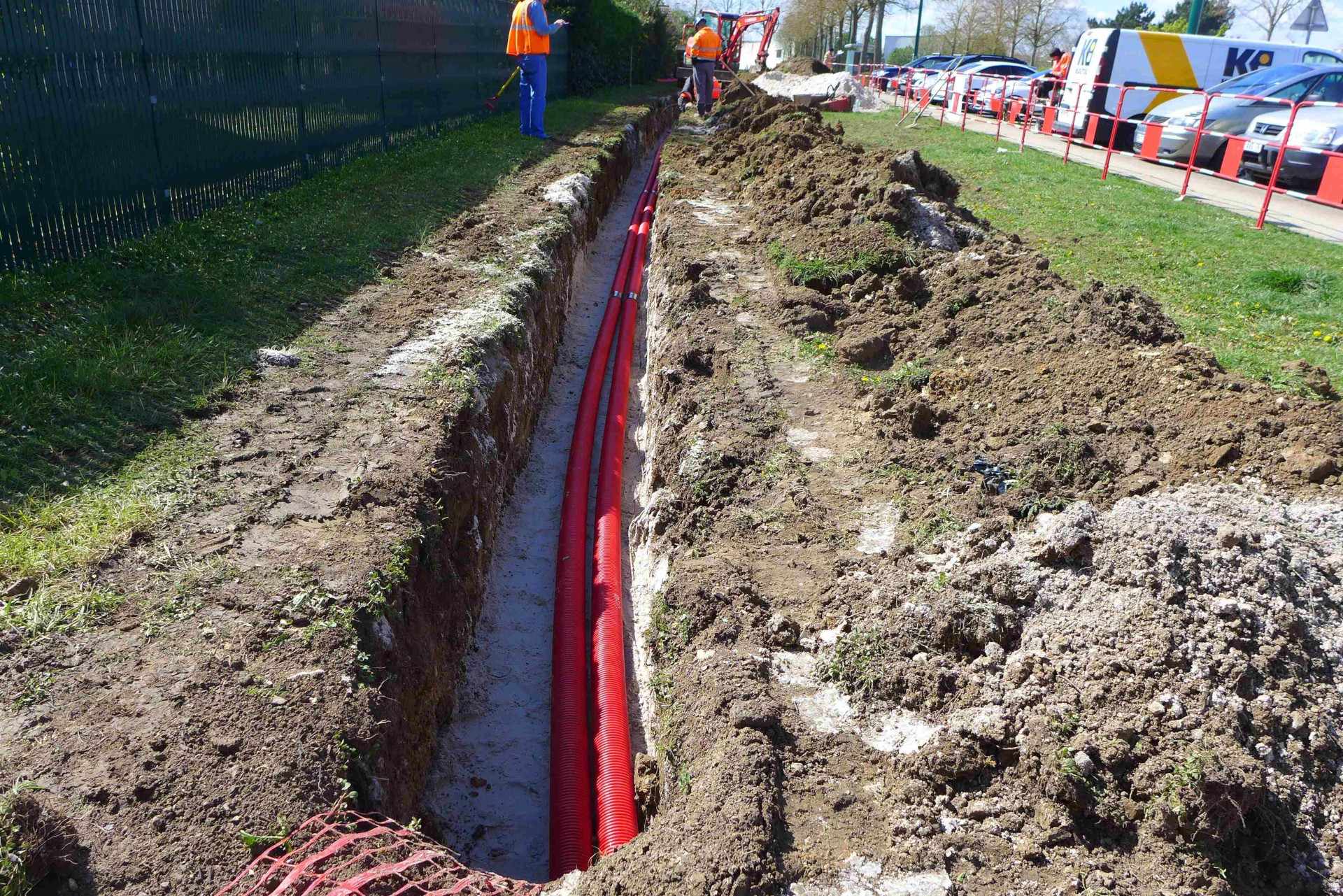 Tranchée ouverte avec réseau d'électricité